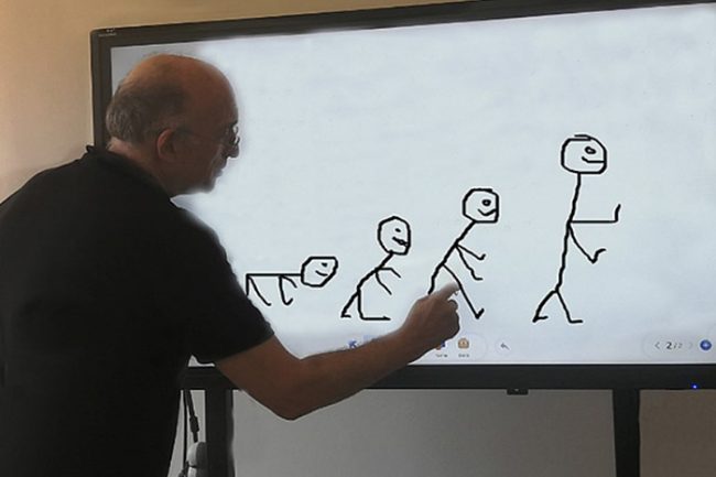 Dessiner sur l'écran interactif pour expliquer l'évolution humaine