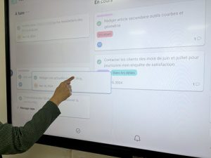 L’écran interactif permet une interaction naturelle sur Asana avec de simples gestes tactiles