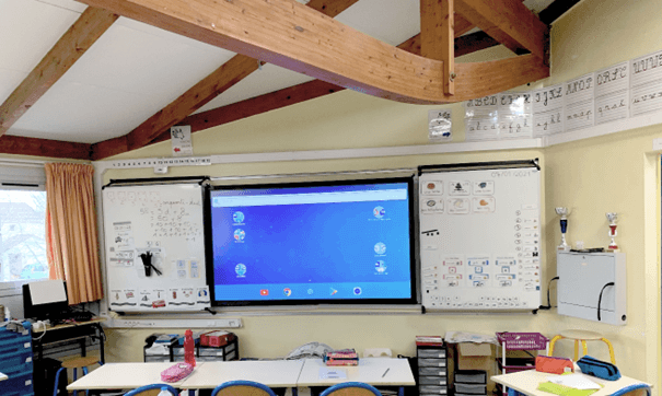 Installation d'un écran numérique interactif combinée aux tableaux blancs